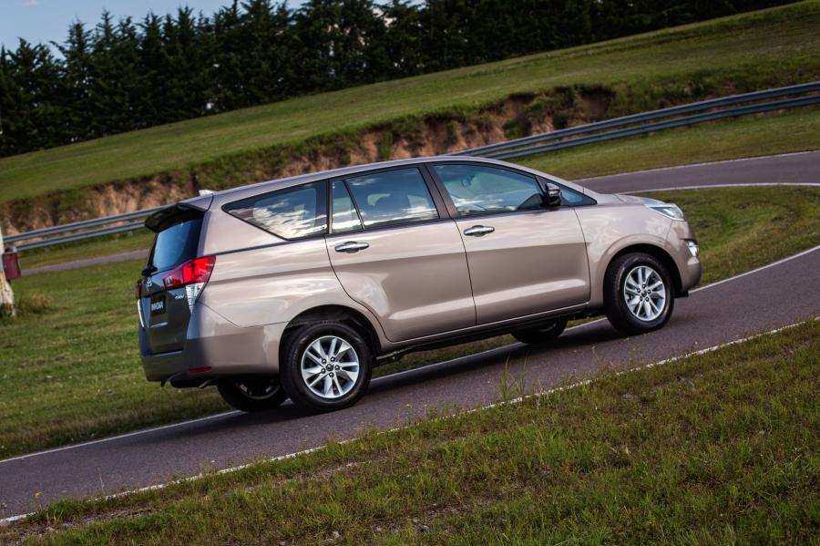  Toyota Innova SRV 2017 года  (AR) (фото 2 из 11)